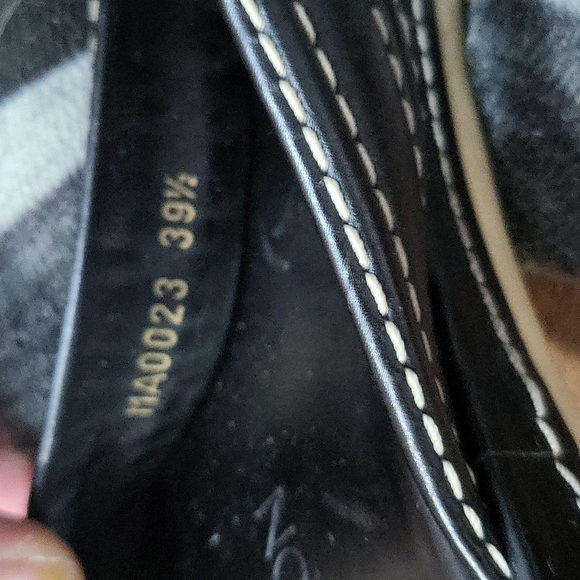 Louis Vuitton Flip Flops - Picture 5 of 5